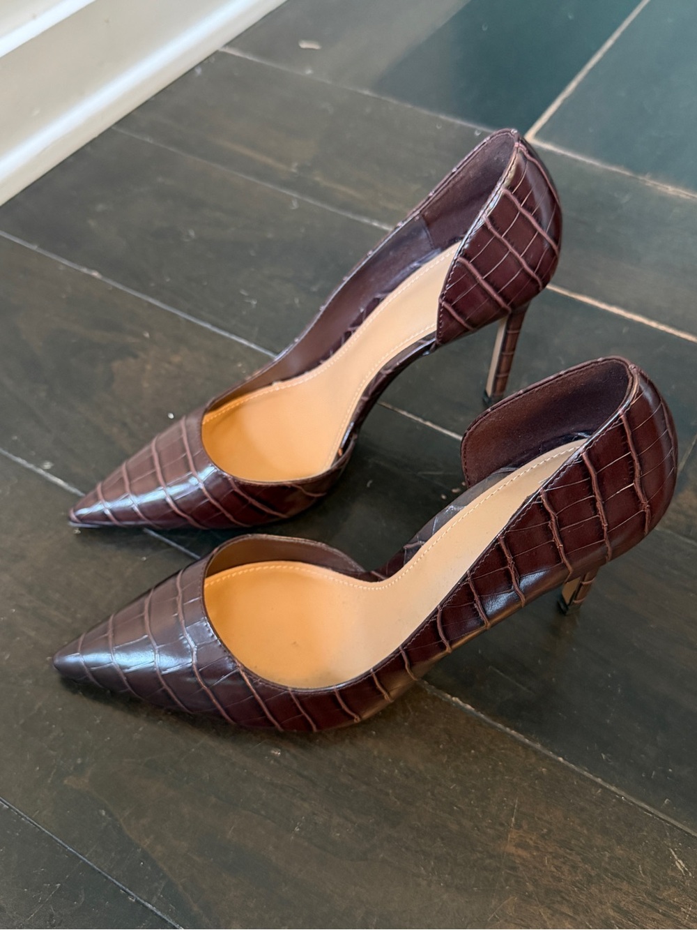 Croc-Embossed Pump HEEL in Dark Brown/ BURGUNDY
